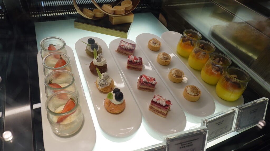 Plaza Premium FIRST @香港国際空港 HKG インフィニティルーム Infinity room
香港国際空港のプラザ・プレミアム「ファースト」ラウンジに再訪しました。
ラウンジごはんでは、世界の空港・ホテルのラウンジを中心に、サービスに含まれ無料でいただける食事やドリンクの紹介をしております。
ブッフェ ドリンク メニュー 食事 drink meal Lounge ワイン シャンパン 無料