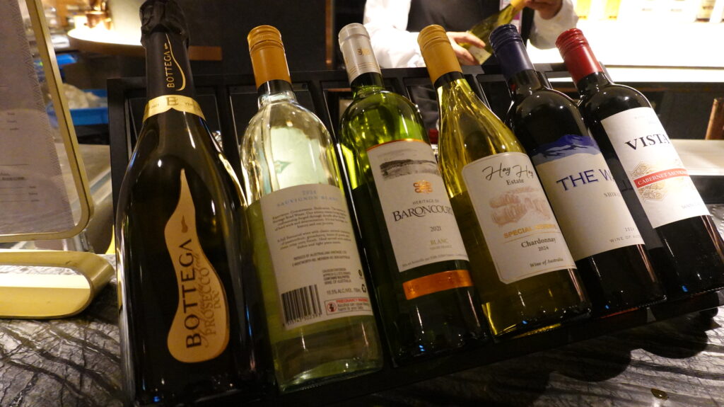 Plaza Premium FIRST @香港国際空港 HKG インフィニティルーム Infinity room
香港国際空港のプラザ・プレミアム「ファースト」ラウンジに再訪しました。
ラウンジごはんでは、世界の空港・ホテルのラウンジを中心に、サービスに含まれ無料でいただける食事やドリンクの紹介をしております。
ブッフェ ドリンク メニュー 食事 drink meal Lounge ワイン シャンパン 無料